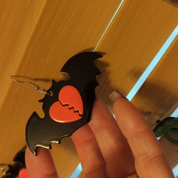 NWT/IP 🌜 (unbranded) 🎃🦇 HALLOWEEN BATTY PUMPKIN 🦇🎃 acrylic dangle earrings - Picture 6 of 10